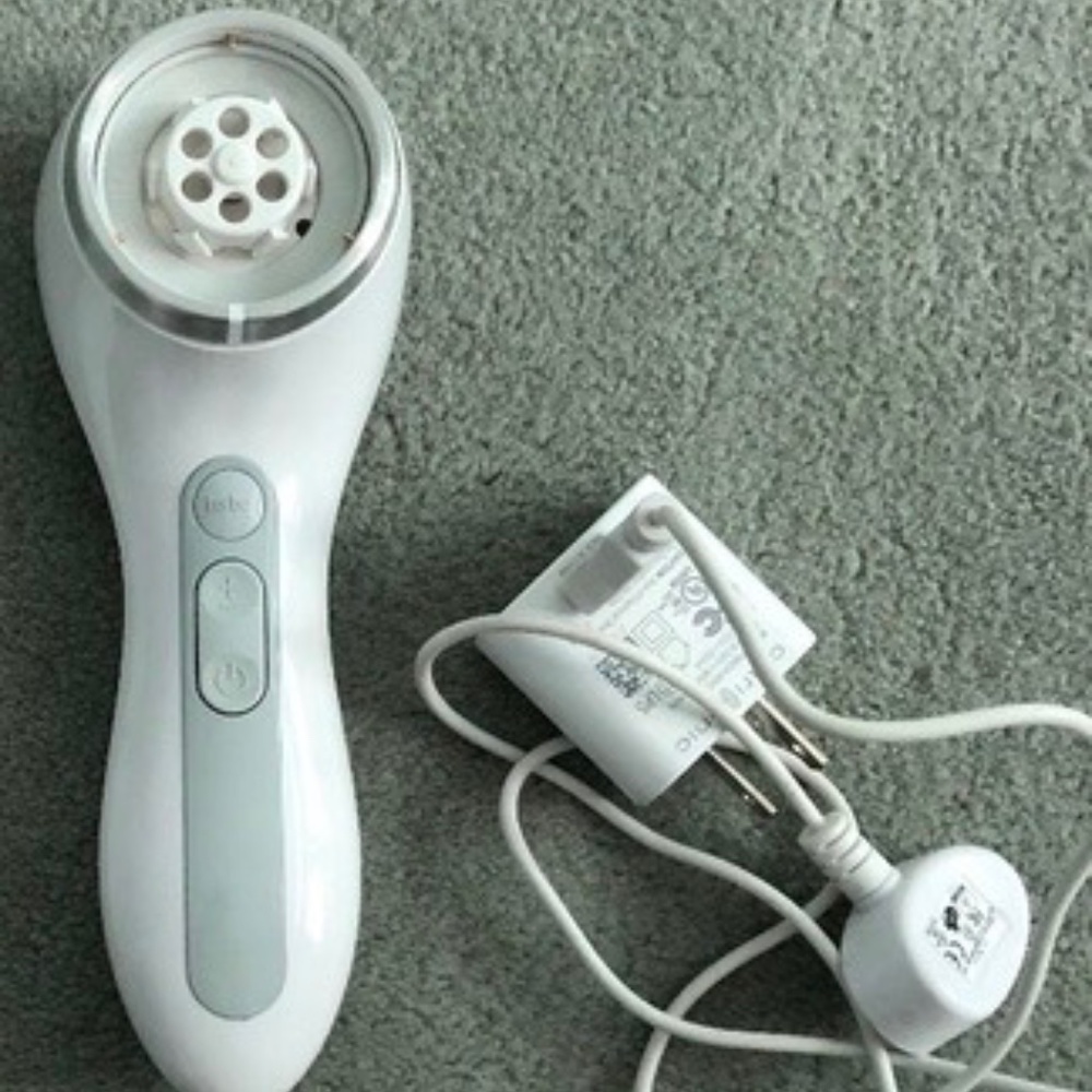 SOLD! Clarisonic Smart Profile with charger